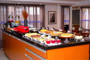 um buffet com muitos tipos diferentes de comida em Nobile Hotel Juiz de Fora em Juiz de Fora