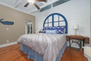 ソーガタックにあるLarge Home in Downtown Saugatuck & Pet Friendlyのギャラリーの写真