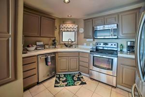 una cocina con electrodomésticos de acero inoxidable y una alfombra en el suelo en Lux Oceanfront Villa With Breathtaking Views, en Avalon