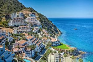 Vedere de sus a Lux Oceanfront Villa With Breathtaking Views