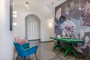 salon z zielonym stołem i krzesłem w obiekcie Fiko Suite w mieście Roccella Ionica
