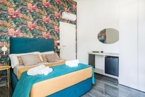 sypialnia z łóżkiem z ręcznikami w obiekcie Fiko Suite w mieście Roccella Ionica