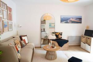 uma sala de estar com um sofá e uma mesa em Studio du port ostréicole em Arès
