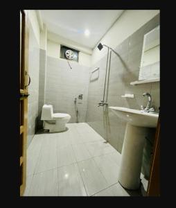 穆札法拉巴德的住宿－River Vibes Guest House，浴室配有卫生间、盥洗盆和淋浴。