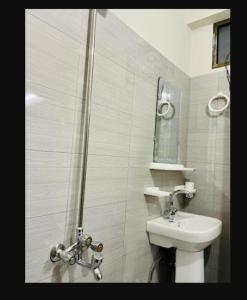穆札法拉巴德的住宿－River Vibes Guest House，带淋浴、卫生间和盥洗盆的浴室