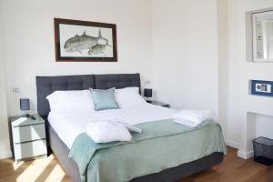 Schlafzimmer mit einem Bett mit einem Fischbild an der Wand in der Unterkunft Spa Apartment in centro in Genua