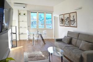 ein Wohnzimmer mit einem Sofa und einem Tisch in der Unterkunft Spa Apartment in centro in Genua