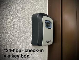 a close up of a key box on a door at G&G Homely Apartment Horhausen Westerwald - near A3 in Horhausen