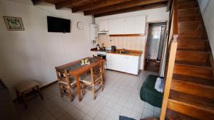 una vista aérea de una cocina con mesa y fregadero en Terrazas del sur, en Ushuaia