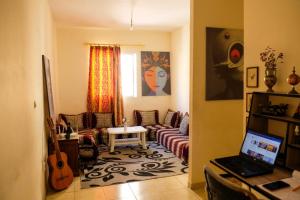 TV a/nebo společenská místnost v ubytování Room in Agadir Morocco