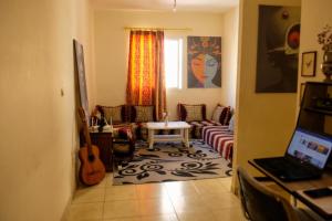TV a/nebo společenská místnost v ubytování Room in Agadir Morocco + 28 fotografií