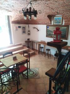 un restaurante con mesas y sillas en una habitación en La Ghita, en Sparone