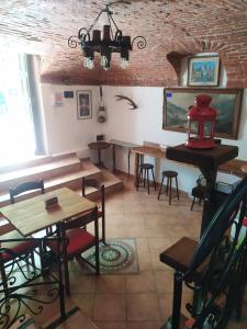 restauracja ze stołami i krzesłami w pokoju w obiekcie La Ghita w mieście Sparone