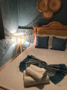 - une chambre avec un lit et des serviettes dans l'établissement Flottement Des Songes, à Marrakech