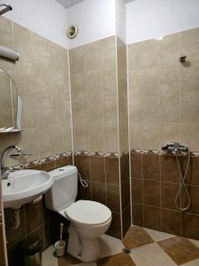 een badkamer met een toilet en een wastafel bij Къща за гости Чаршията in Smolyan