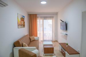 TV a/nebo společenská místnost v ubytování Premium Berlin with Pool