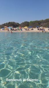 Blick auf den Strand mit Menschen im Wasser in der Unterkunft Il Palazzo in Trepuzzi