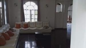sala de estar con sofá blanco y ventana en Beautiful House Colombia, en Burrero
