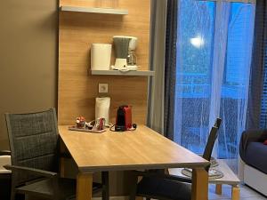 Príslušenstvo na prípravu kávy alebo čaju v ubytovaní Studio avec Piscine résidence Natureva by 8H