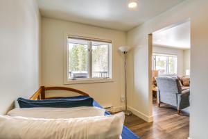 Pokój z 2 łóżkami i oknem w obiekcie Bright Breck Condo - Walk to Shuttle and Main Street w mieście Breckenridge