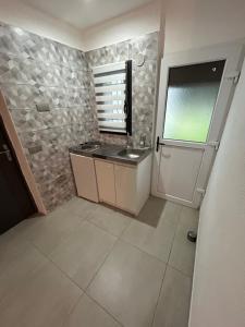 ein Bad mit einem Waschbecken und einem Fenster in der Unterkunft Studio indépendant Valbonne proche Cannes in Valbonne
