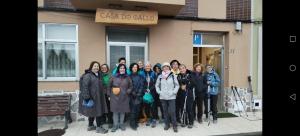 eine Gruppe von Personen, die vor einem Gebäude stehen in der Unterkunft Pensión Casa do Gallo Sarria in Sarria