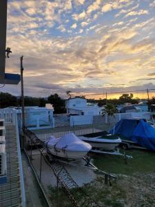 un grupo de barcos están estacionados en un patio en Live, Laugh, Love Studio, en Salinas