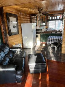 ein Wohnzimmer mit einem Sofa und einem Kühlschrank in der Unterkunft The Gratitude Homestay in Alamosa