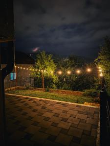 شقة بينيو في سراييفو: فناء في الليل مع أضواء على مبنى