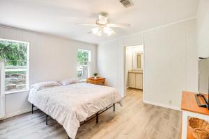 - une chambre avec un lit et un ventilateur de plafond dans l'établissement Northeast Florida Home with Pond Views and Fire Pit!, à Georgetown