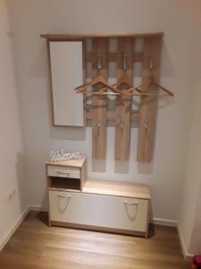 un armadio con grucce di legno e uno specchio di Ferienwohnung 70 , Gersfeld Rhön , Ortsmitte , frisch saniert , Gästehaus Mierdel a Gersfeld