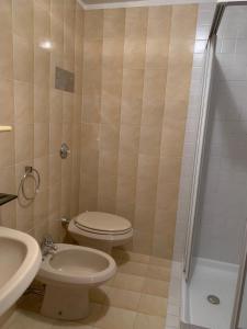 een badkamer met een toilet, een wastafel en een douche bij Tre Grazie - Quando il viaggio offre l'esperienza in Possagno