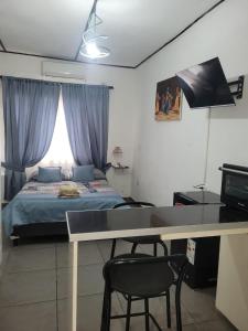 1 dormitorio con 1 cama y escritorio con mesa en Alojamientos Mis nonos en Mendoza