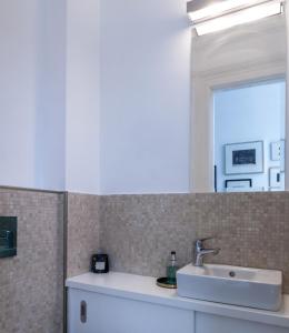een badkamer met een wastafel en een spiegel bij München ganz zentral in München