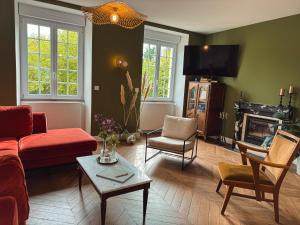 uma sala de estar com um sofá, uma mesa e uma televisão em Villa Valdejo em Orges