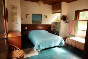 a small bedroom with a bed and a window at Vill Angeli in Gonçalves
