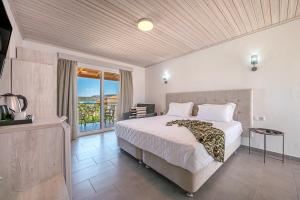 Postel nebo postele na pokoji v ubytování Leonidas Resort