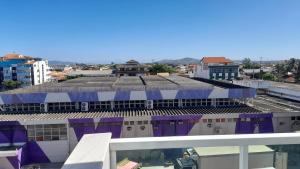 a view of the roof of a building at Apartamento com piscina Braga Cabo Frio in Cabo Frio