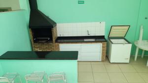 a model of a kitchen with a counter and chairs at Apartamento com piscina Braga Cabo Frio in Cabo Frio