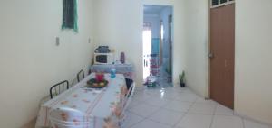 um corredor com uma mesa num quarto em Casa hostel quarto dormitório estudantil em Ilhéus