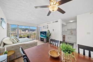 TV a/nebo společenská místnost v ubytování Waikiki Beach Golden Holiday