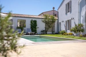 einen Pool im Hinterhof eines Hauses in der Unterkunft Villa Petit Sergent in Le Bois-Plage-en-Ré