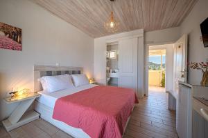 Postel nebo postele na pokoji v ubytování Leonidas Resort