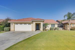 una casa con garage e prato di Bakersfield Home with Pool Table, Cornhole and More! a Bakersfield