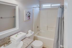 un bagno bianco con wc e doccia di Bakersfield Home with Pool Table, Cornhole and More! a Bakersfield Altre 19 foto
