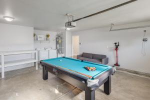 Billar de Bakersfield Home with Pool Table, Cornhole and More!