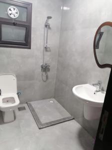 شالية غرفة ورسيبشن وحمام ومطبخ عمارة 4 الدور الأول في بورسعيد: حمام مع مرحاض ومغسلة
