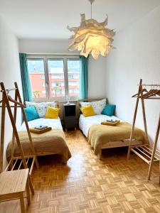Zimmer mit 2 Betten und einem Kronleuchter in der Unterkunft Nuovo Appartamento con Vista! in Ascona