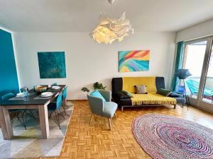ein Wohnzimmer mit einem Sofa und einem Tisch in der Unterkunft Nuovo Appartamento con Vista! in Ascona