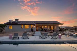 een huis met stoelen en een zwembad ervoor bij Sunstone Pool, Hot Tub & Mountain Views! in Yucca Valley